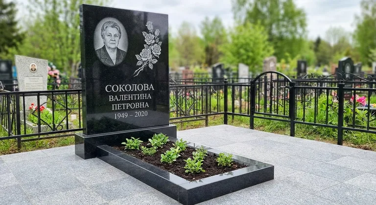 Памятник с гравировкой роз — выполненная работа «Соколова» в Южно-Сахалинске