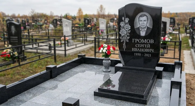 Памятник с гравировкой роз — выполненная работа «Громов» в Южно-Сахалинске