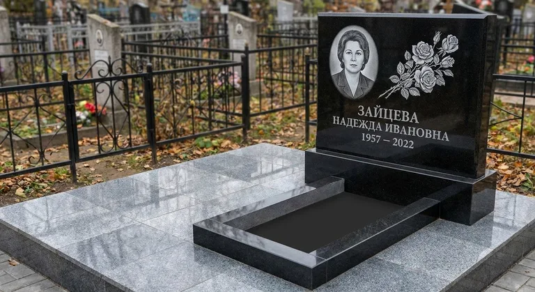 Памятник с гравировкой роз — выполненная работа «Зайцева» в Южно-Сахалинске