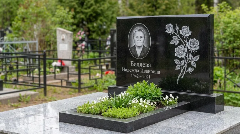 Памятник с гравировкой роз — выполненная работа «Беляева» в Южно-Сахалинске