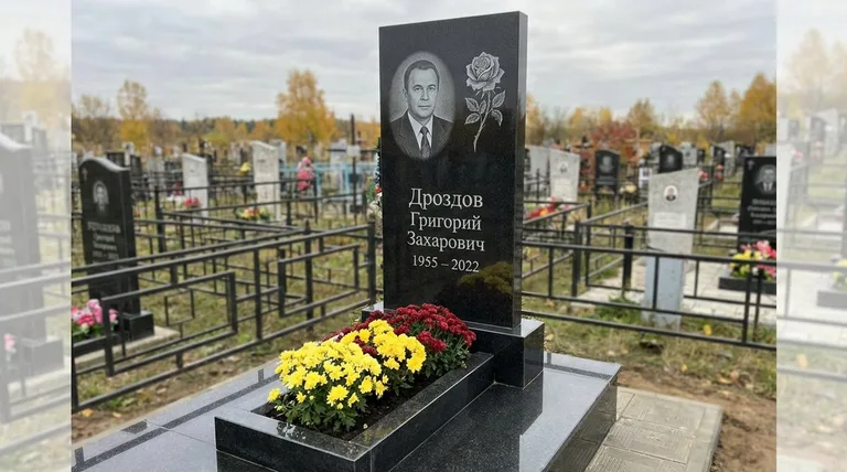 Памятник с гравировкой роз — выполненная работа «Дроздов» в Южно-Сахалинске