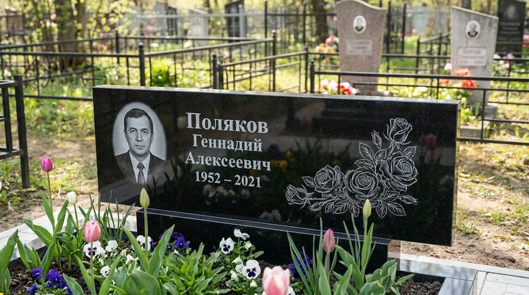 Памятник с гравировкой роз — выполненная работа «Поляков» в Южно-Сахалинске