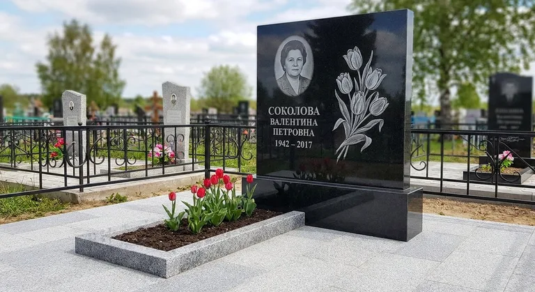 Памятник с гравировкой тюльпанов — выполненная работа «Соколова» в Южно-Сахалинске