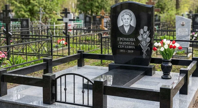 Памятник с гравировкой тюльпанов — выполненная работа «Громова» в Южно-Сахалинске