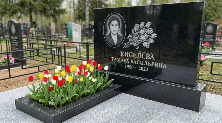 Памятник с гравировкой тюльпанов — выполненная работа «Киселёва» в Южно-Сахалинске