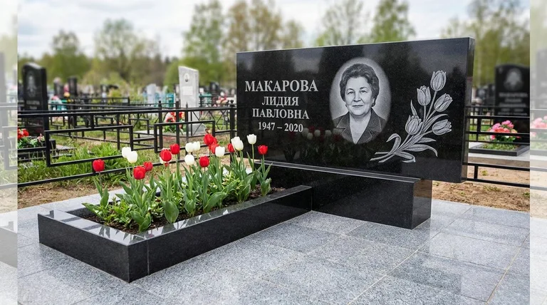 Памятник с гравировкой тюльпанов — выполненная работа «Макарова» в Южно-Сахалинске