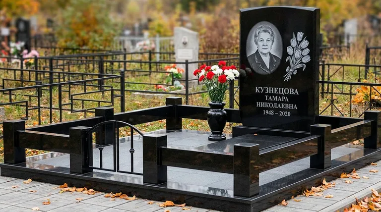 Памятник с гравировкой тюльпанов — выполненная работа «Кузнецова» в Южно-Сахалинске