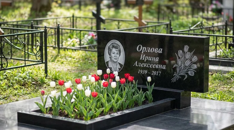 Памятник с гравировкой тюльпанов — выполненная работа «Орлова» в Южно-Сахалинске