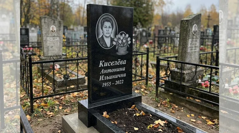 Памятник с гравировкой тюльпанов — выполненная работа «Киселёва» в Южно-Сахалинске