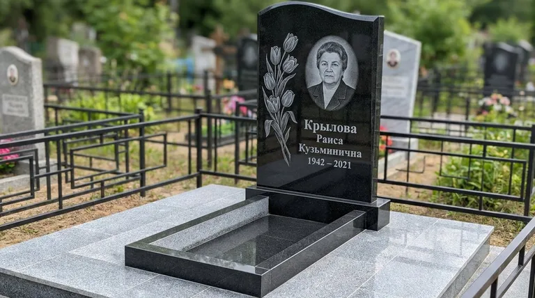 Памятник с гравировкой тюльпанов — выполненная работа «Крылова» в Южно-Сахалинске