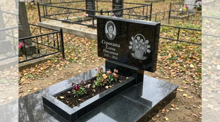 Памятник с гравировкой тюльпанов — выполненная работа «Сорокина» в Южно-Сахалинске