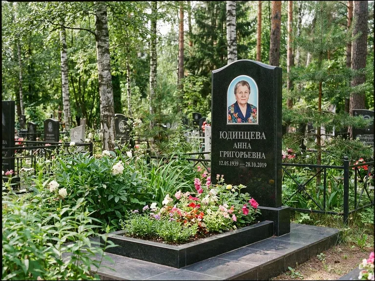 Овальный портрет на памятнике весной в Южно-Сахалинске