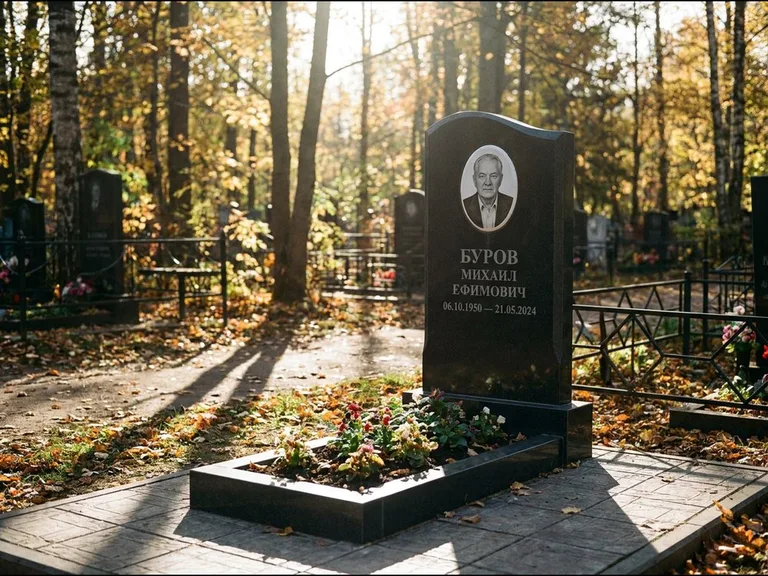 Овальный керамический портрет — установленная работа в Южно-Сахалинске