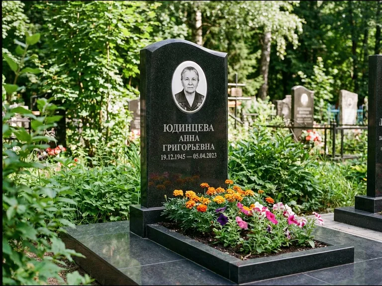Овальный портрет на сером граните — работа «Юдинцева» в Южно-Сахалинске