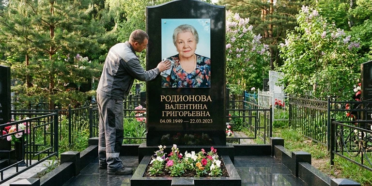 Фотокерамика и печать фото на памятник в Южно-Сахалинске — мастер устанавливает цветной портрет на стекле на гранитный памятник