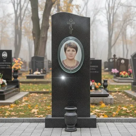 Овальный портрет на стекле 240×300 мм на памятнике в Южно-Сахалинске