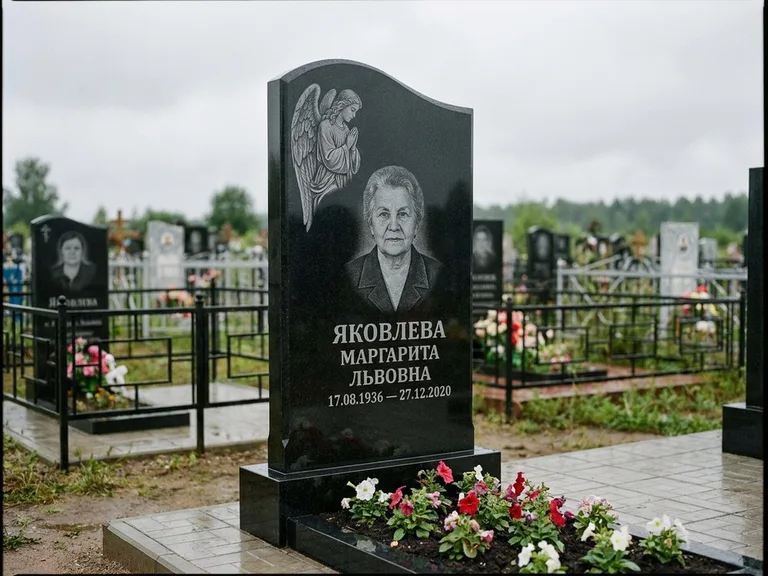 Памятник с гравировкой ангела — гравировка молящегося ангела в верхней части стелы, работа «Яковлева» в Южно-Сахалинске