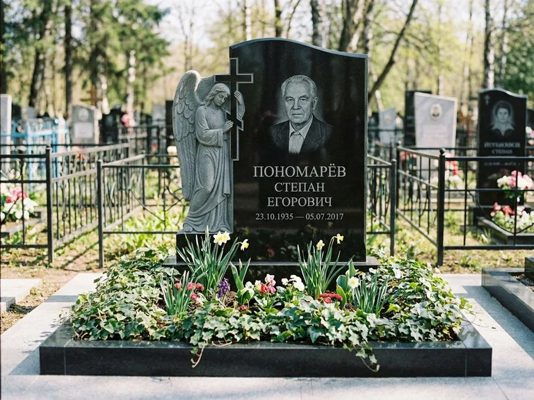 Памятник с гравировкой ангела — гравировка ангела с крестом рядом с эпитафией, работа «Пономарёв» в Южно-Сахалинске