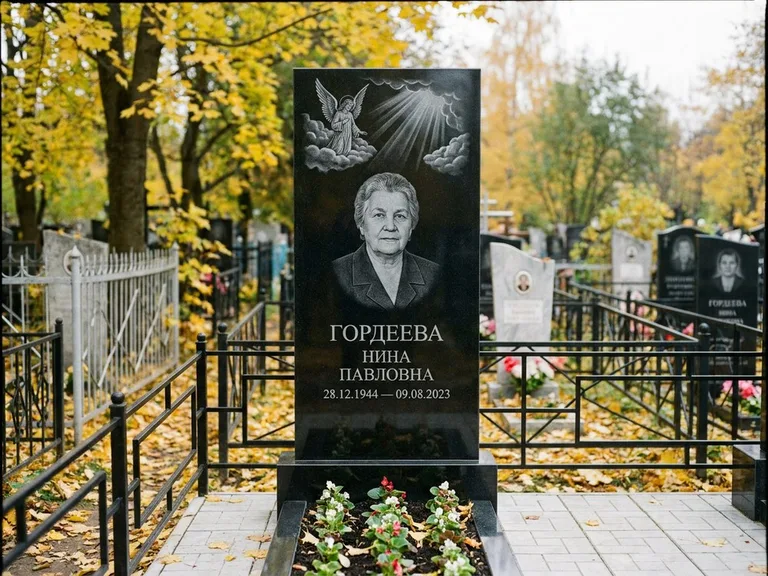 Памятник с гравировкой ангела — гравировка ангела в облаках с лучами над портретом, работа «Гордеева» в Южно-Сахалинске