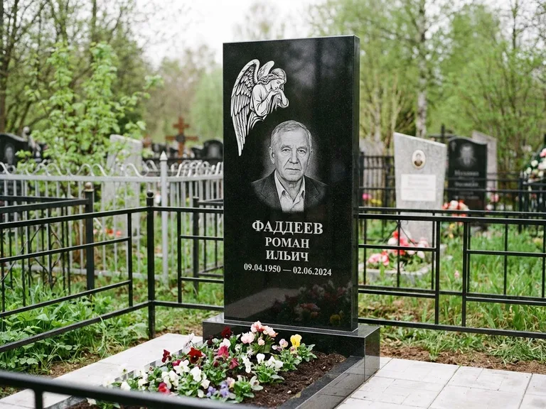 Памятник с гравировкой ангела — белая гравировка скорбящего ангела над портретом, работа «Фаддеев» в Южно-Сахалинске