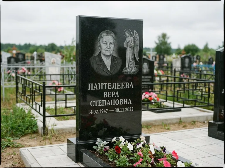 Памятник с гравировкой ангела — гравировка ангела-хранителя сбоку от портрета, работа «Пантелеева» в Южно-Сахалинске