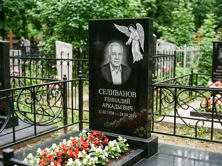 Памятник с гравировкой ангела — белая гравировка скорбящего ангела над портретом, работа «Селиванов» в Южно-Сахалинске