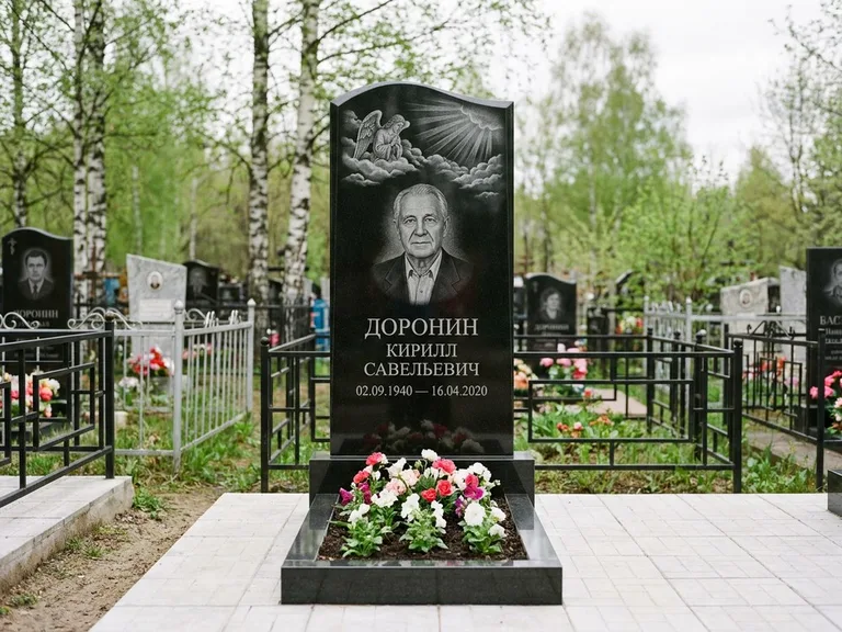 Памятник с гравировкой ангела — гравировка ангела в облаках с лучами над портретом, работа «Доронин» в Южно-Сахалинске