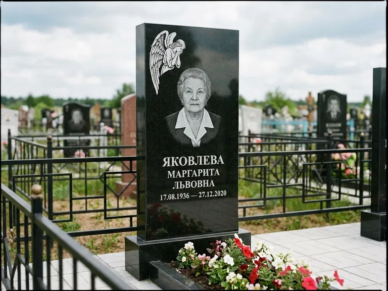 Памятник с гравировкой ангела — белая гравировка скорбящего ангела над портретом, работа «Яковлева» в Южно-Сахалинске