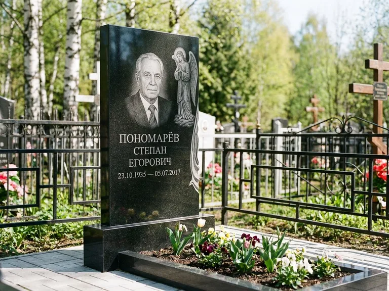 Памятник с гравировкой ангела — гравировка ангела-хранителя сбоку от портрета, работа «Пономарёв» в Южно-Сахалинске