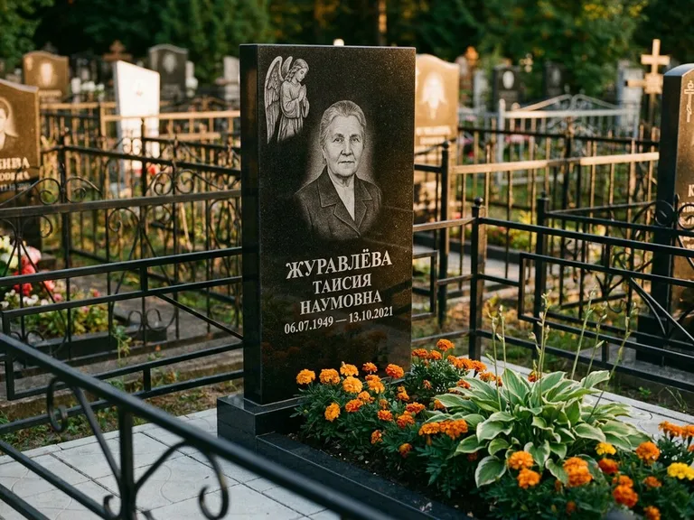 Памятник с гравировкой ангела — гравировка молящегося ангела в верхней части стелы, работа «Журавлёва» в Южно-Сахалинске