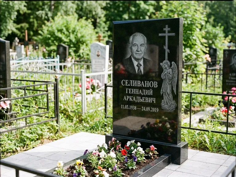 Памятник с гравировкой ангела — гравировка ангела с крестом рядом с эпитафией, работа «Селиванов» в Южно-Сахалинске