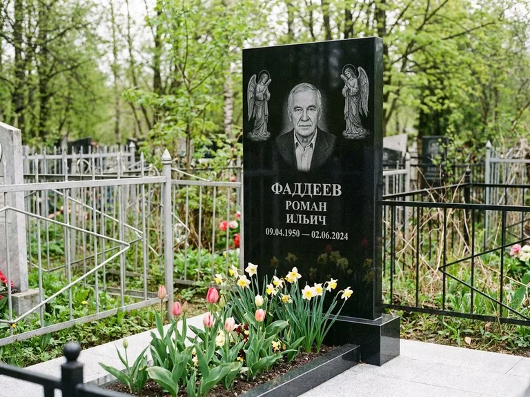 Памятник с гравировкой ангела — гравировка двух ангелов по сторонам портрета, работа «Фаддеев» в Южно-Сахалинске