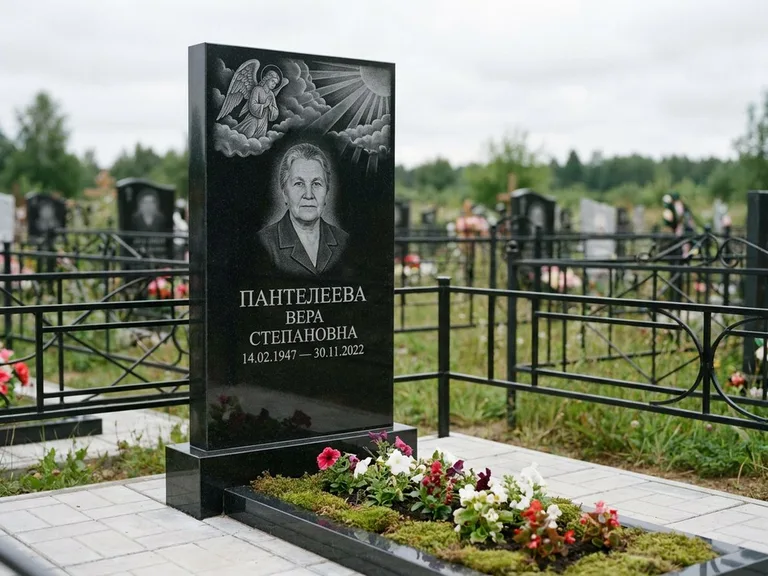 Памятник с гравировкой ангела — гравировка ангела в облаках с лучами над портретом, работа «Пантелеева» в Южно-Сахалинске