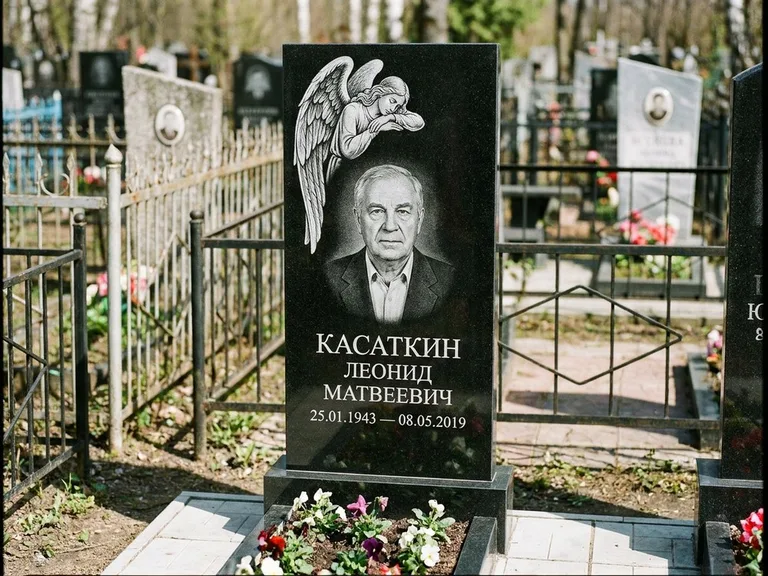 Памятник с гравировкой ангела — белая гравировка скорбящего ангела над портретом, работа «Касаткин» в Южно-Сахалинске