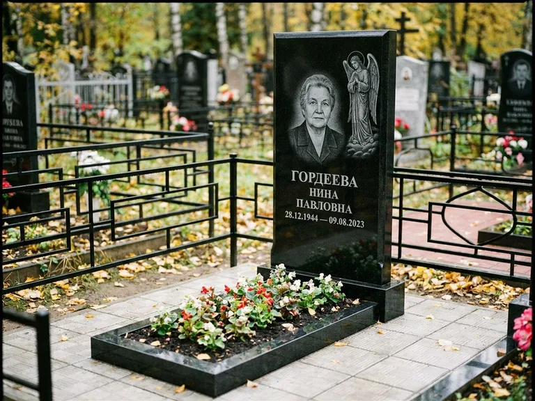 Памятник с гравировкой ангела — гравировка ангела-хранителя сбоку от портрета, работа «Гордеева» в Южно-Сахалинске