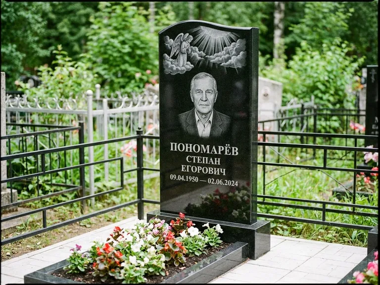 Памятник с гравировкой ангела — гравировка ангела-хранителя сбоку от портрета, работа «Лобанова» в Южно-Сахалинске