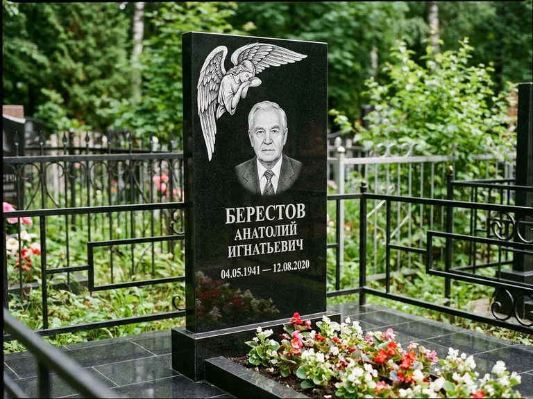 Памятник с гравировкой ангела — гравировка молящегося ангела в верхней части стелы, работа «Свиридов» в Южно-Сахалинске