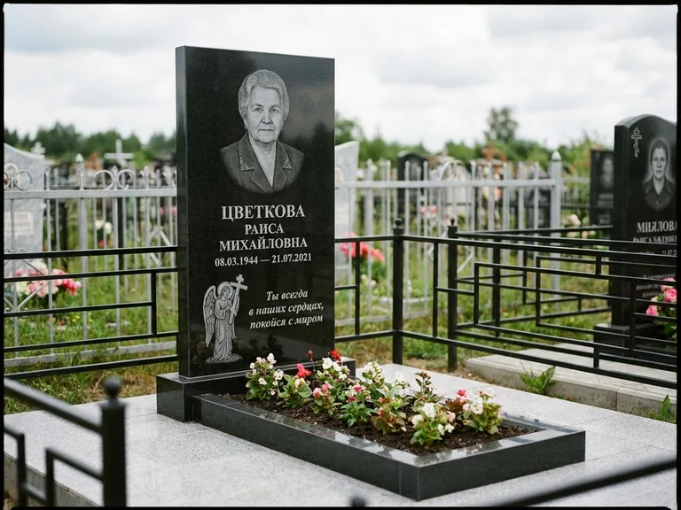 Памятник с гравировкой ангела — гравировка двух ангелов по сторонам портрета, работа «Яковлева» в Южно-Сахалинске