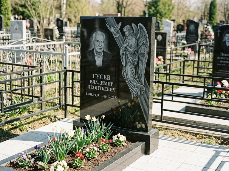 Памятник с гравировкой ангела — гравировка ангела в облаках с лучами над портретом, работа «Пономарёв» в Южно-Сахалинске