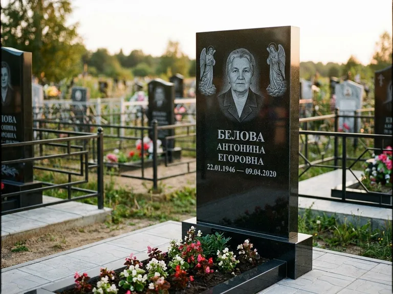 Памятник с гравировкой ангела — белая гравировка скорбящего ангела над портретом, работа «Журавлёва» в Южно-Сахалинске
