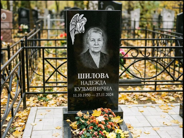 Памятник с гравировкой ангела — гравировка молящегося ангела в верхней части стелы, работа «Гордеева» в Южно-Сахалинске