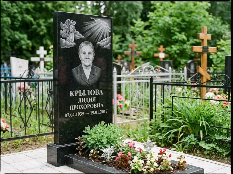 Памятник с гравировкой ангела — гравировка ангела в облаках с лучами над портретом, работа «Лобанова» в Южно-Сахалинске