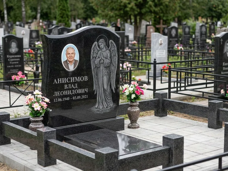 Памятник с гравировкой ангела — белая гравировка скорбящего ангела над портретом, работа «Свиридов» в Южно-Сахалинске
