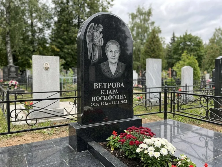 Памятник с гравировкой ангела — гравировка ангела-хранителя сбоку от портрета, работа «Игнатова» в Южно-Сахалинске