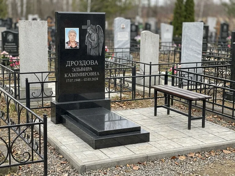 Памятник с гравировкой ангела — гравировка ангела с крестом рядом с эпитафией, работа «Яковлева» в Южно-Сахалинске