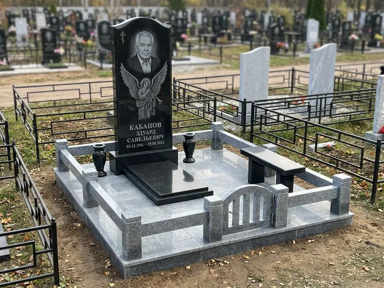Памятник с гравировкой ангела — гравировка ангела с голубем по диагонали стелы, работа «Пономарёв» в Южно-Сахалинске