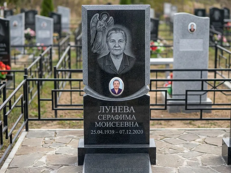 Памятник с гравировкой ангела — гравировка двух ангелов по сторонам портрета, работа «Журавлёва» в Южно-Сахалинске