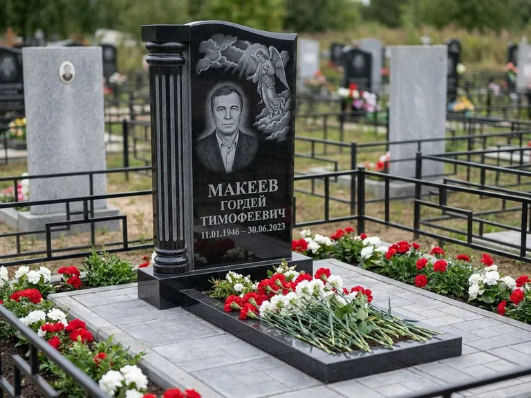Памятник с гравировкой ангела — гравировка ангела в облаках с лучами над портретом, работа «Селиванов» в Южно-Сахалинске