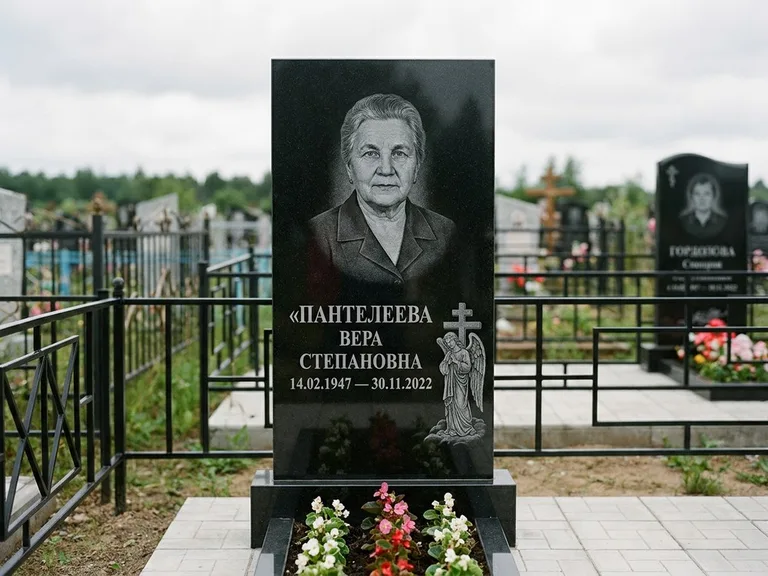 Памятник с гравировкой ангела — гравировка ангела с крестом рядом с эпитафией, работа «Пантелеева» в Южно-Сахалинске
