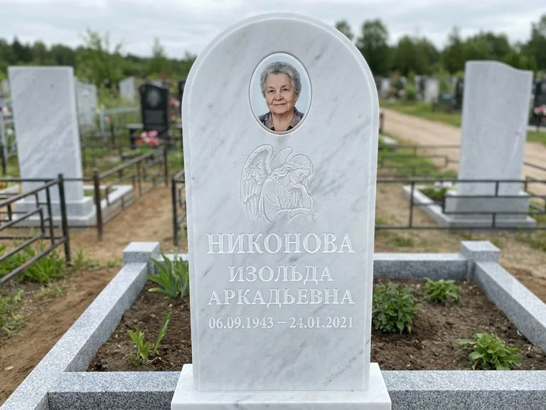 Памятник с гравировкой ангела — белая гравировка скорбящего ангела над портретом, работа «Гордеева» в Южно-Сахалинске